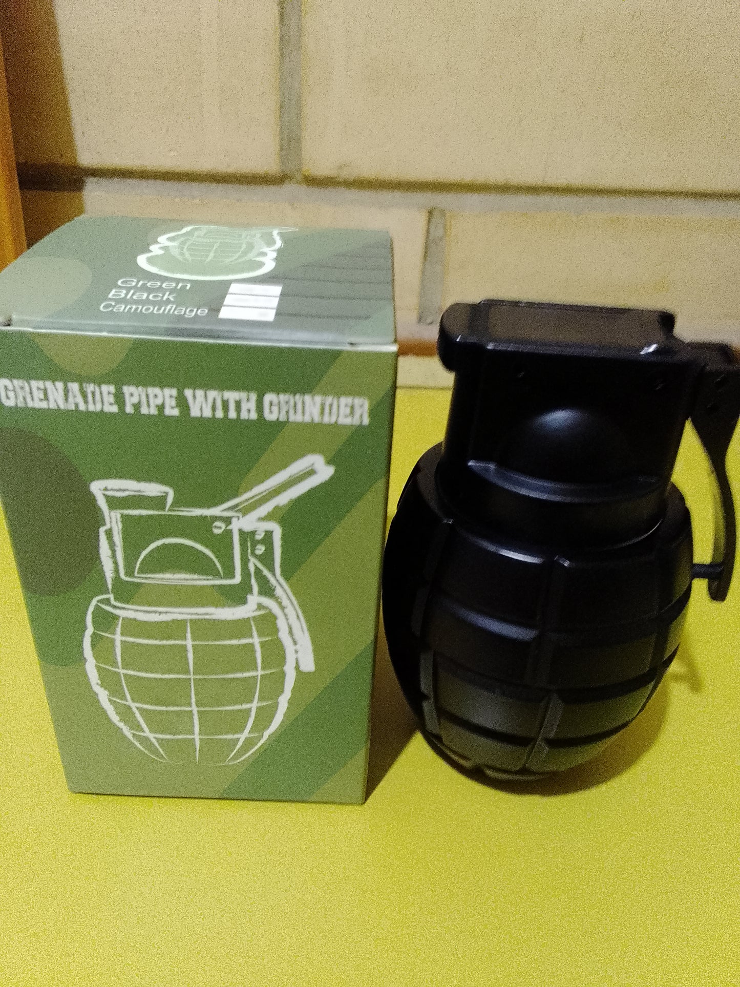 Grinder 4 piece with pipe tobacco use only
